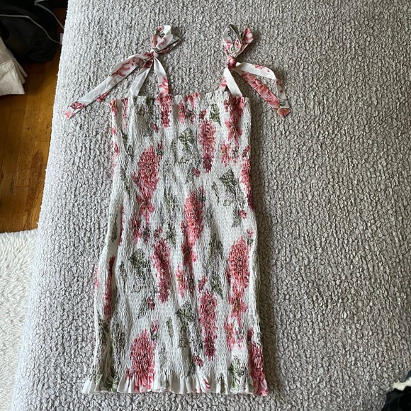 Floral Print Smocked Bodycon Dress - Picture 4 of 7